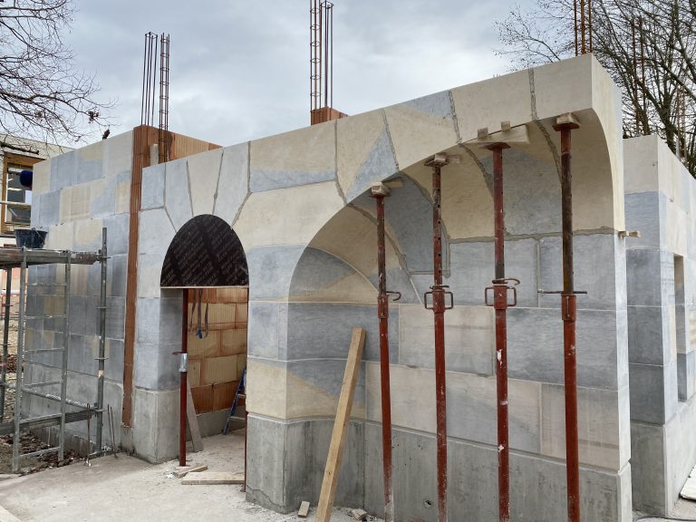 Construction d’un réfectoire en pierre massive